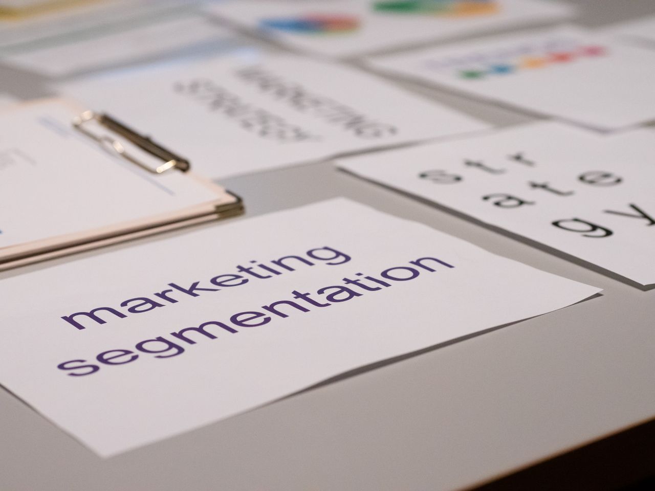 Gros plan sur divers documents marketing posés sur un bureau, idéal pour des échanges autour du business et de la stratégie.